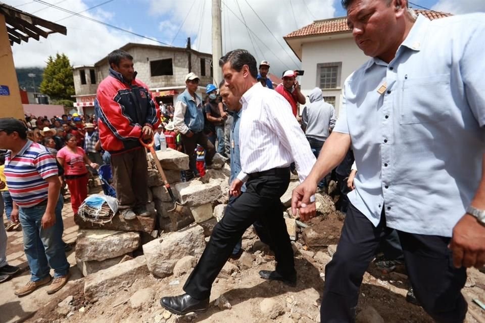 Pea Nieto en Joquicingo, Edomex, uno de los municipios afectados por el sismo del 19S.