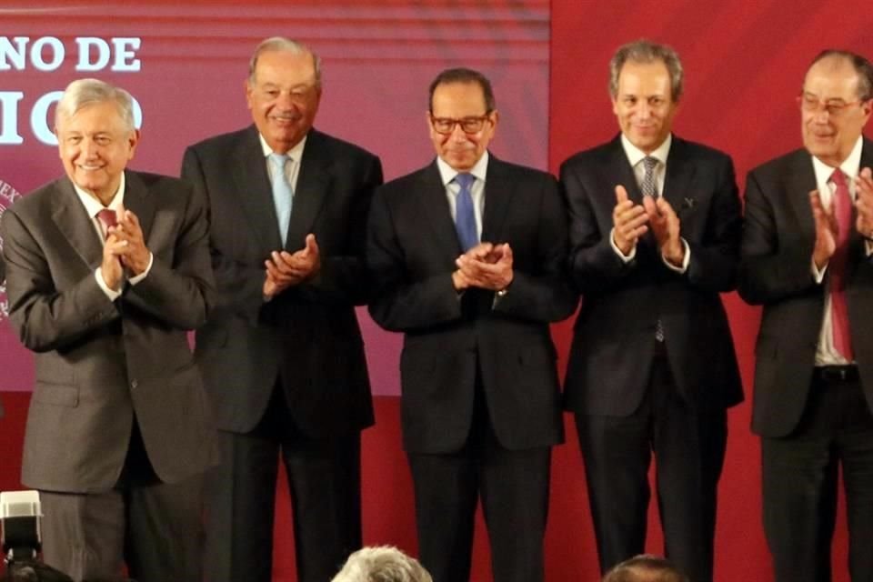El Presidente (izq. a der.) y los empresarios Carlos Slim, de Carso; Carlos Salazar, del CCE; Antonio del Valle, del CMN, y Carlos Ruiz, presidente de IEnova, estuvieron presentes en el anuncio.