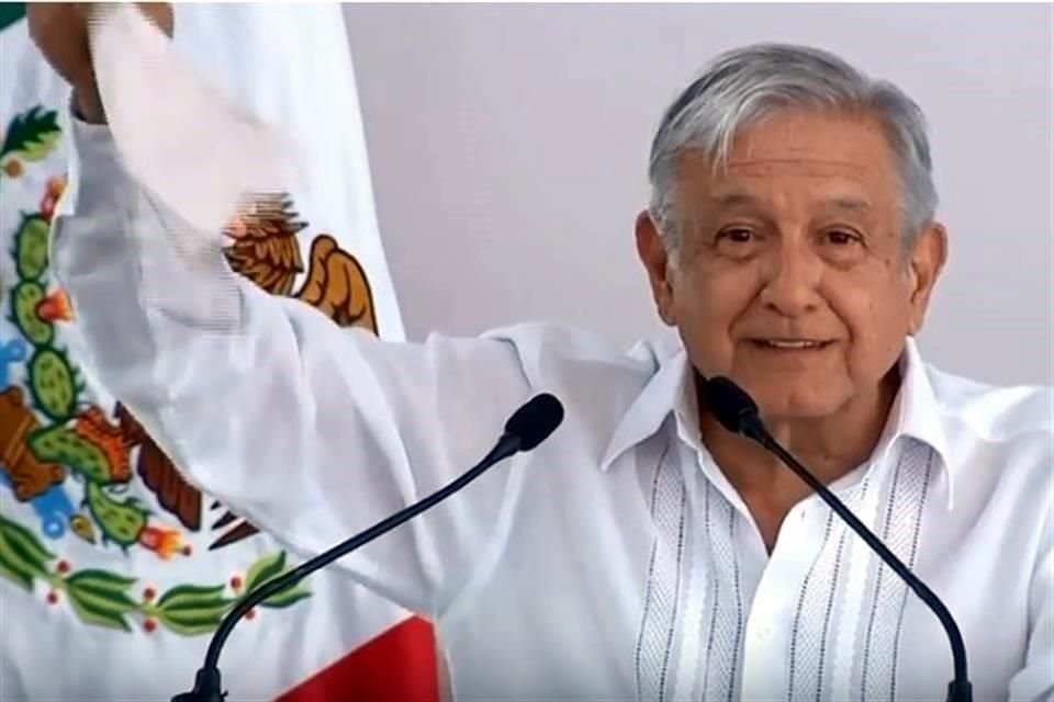 Durante un mitin en El Seco, Puebla, el Presidente López Obrador sacó su pañuelo blanco al decir que ya no hay corrupción.