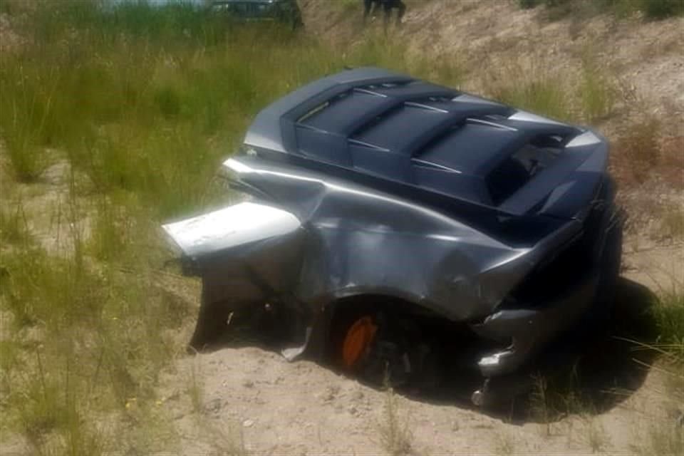 Un Lamborghini modelo 2015 se partió a la mitad luego de impactarse contra una camioneta Jeep en el Estado de México.