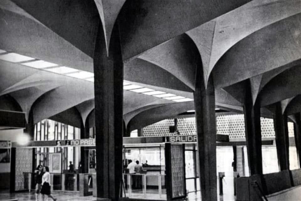 Félix Candela, quien creó el techo del Palacio de los Deportes, creó un techo paraboloide en la estación Candelaria.