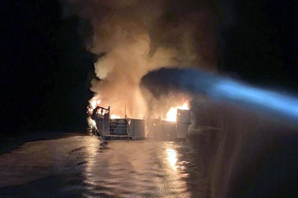 La Guardia Costera de Estados Unidos reportó que atendían un incidente de un bote incendiado, en el que se encontraban más de 30 personas, cerca de la isla de Santa Cruz, California.