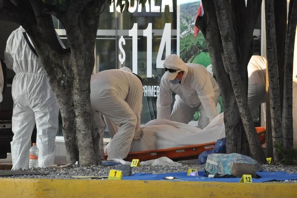 Una multiejecución de cinco hombres ocurrió ayer en la terminal de autobuses Estrella de Oro en Cuernavaca.
