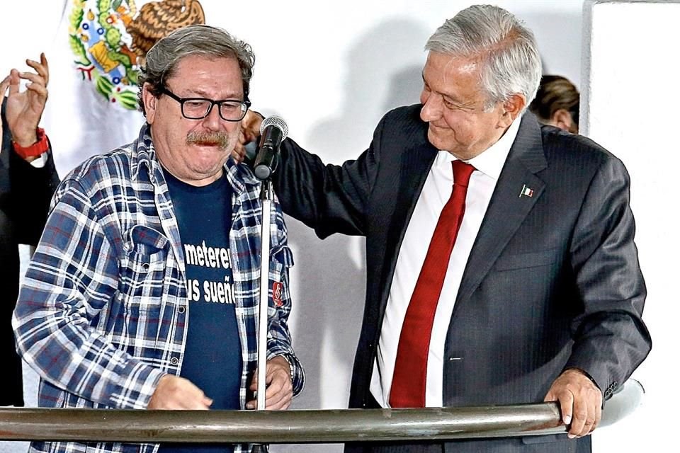 Paco Ignacio Taibo II y Andrés Manuel López Obrador en el 85 Aniversario del FCE.
