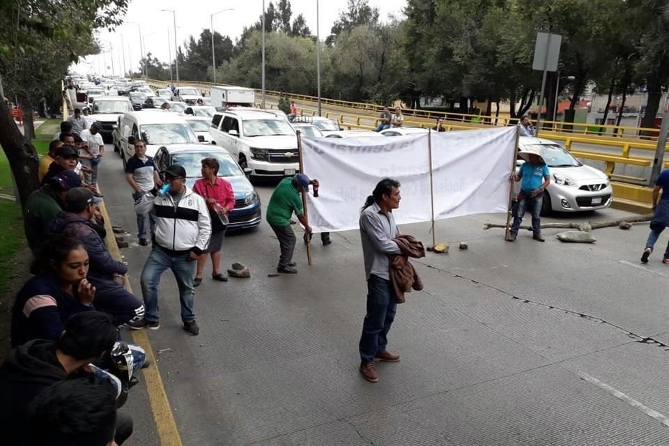 Molestos por acoso de policas, gras y tarifas impuestas a ambulantes, comerciantes de la Ceda bloquean ambos sentidos de Circuito Interior, entre el Eje 5 y 6 Sur.