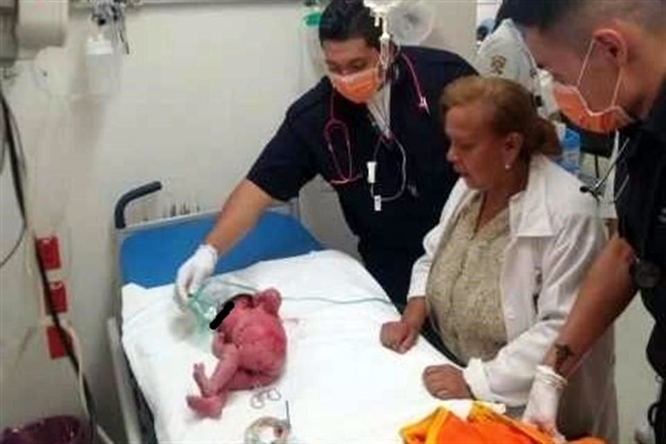 El llanto de uno de los bebs abandonados fue escuchado en los baos del centro comercial Galeras Plaza de las Estrellas, en Miguel Hidalgo; fue trasladada al Hospital Peditrico de Peralvillo