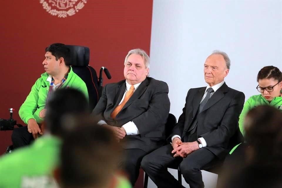 El funcionario participó en la ceremonia de entrega de apoyos económicos a los atletas encabezada en Palacio Nacional por el Presidente Andrés Manuel López Obrador.