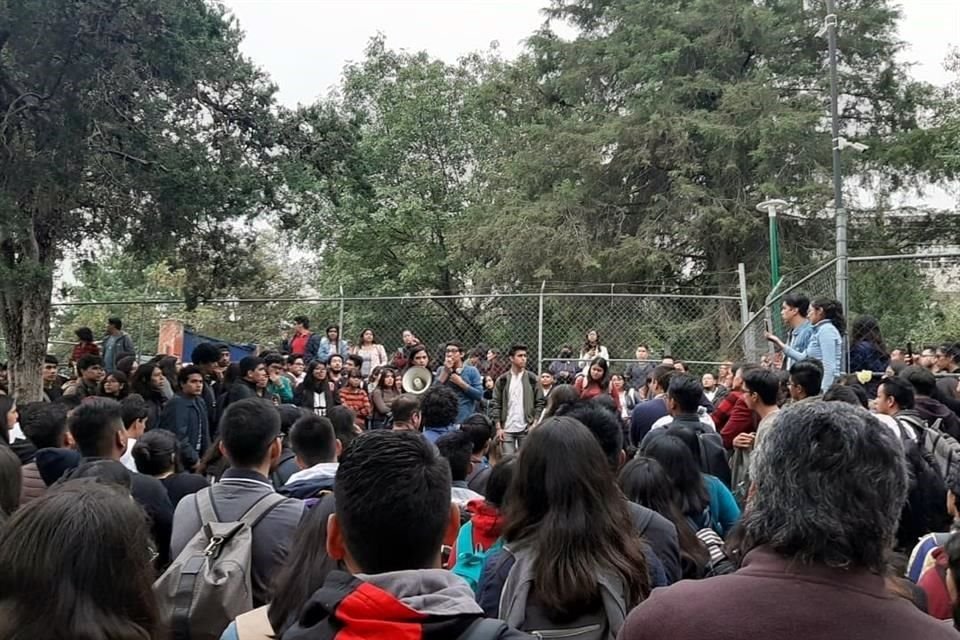 Un grupo de estudiantes de FCPyS de la UNAM tomó las instalaciones en protesta contra impartición de clases de Ricardo Anaya en diplomado.
