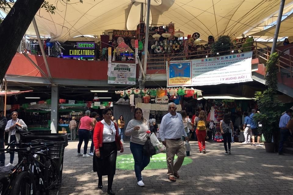Comerciantes del Mercado Artesanal Mexicano ofrecen ropa, bolsas, juguetes y diversos productos... ¡manufacturados en países asiáticos!.