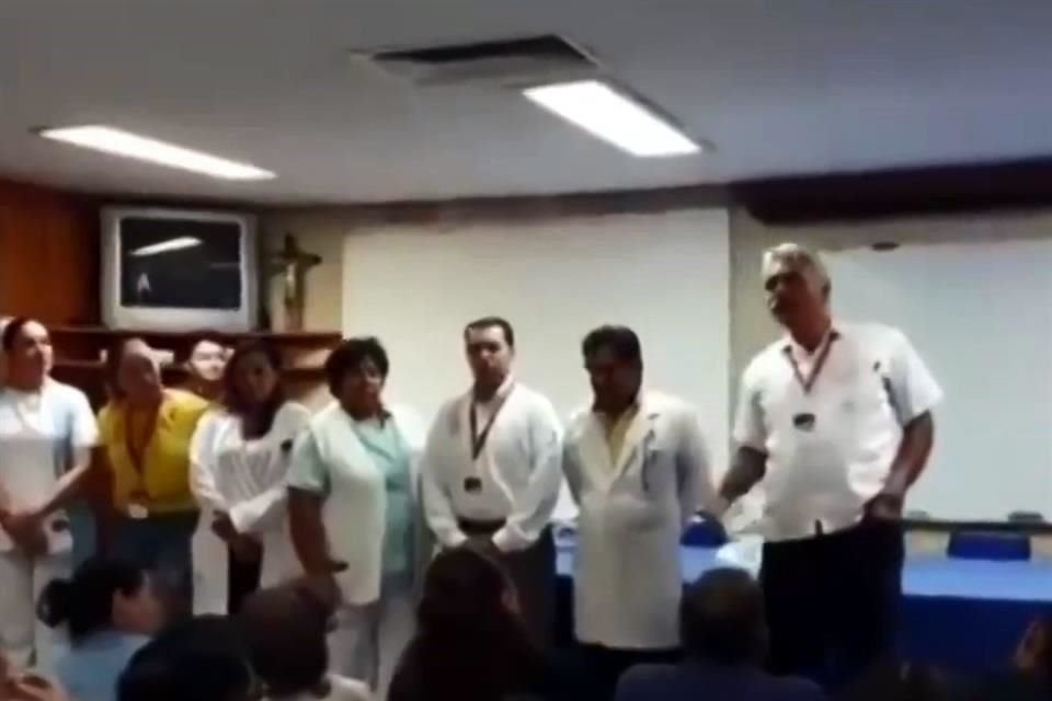 Según medios locales, esto ocurrió el pasado 4 de septiembre, el mismo día en que Mireles al interior de una clínica en Apatzingán llamó 'pirujas' a concubinas de derechohabientes que solicitan el servicio de salud.  