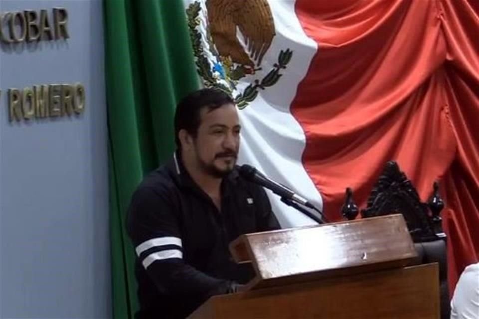 El diputado Charlie Valentino León Flores planteó modificar la Constitución para que el Presidente López obrador sea reelecto.