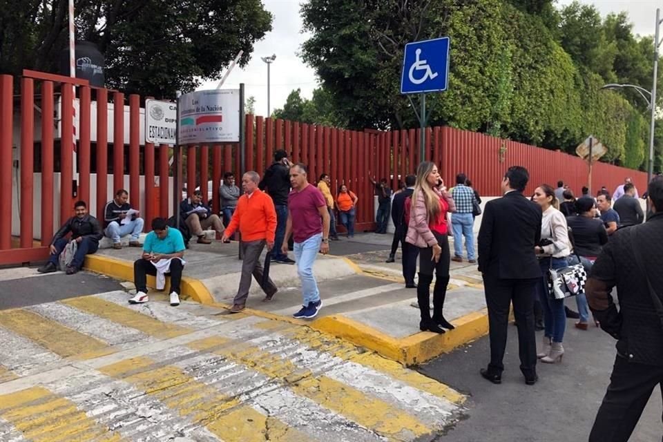 Miembros de la CNTE bloquean por tercer día un acceso a Cámara de Diputados.