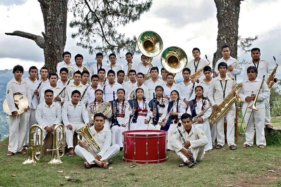 La Banda Filarmónica del Cecam (Centro de Capacitación Musical y Desarrollo de la Cultura Mixe) fue creada en 1977 en Santa María Tlahuitoltepec.