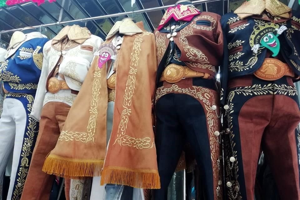 Los precios de un traje de charro van desde los 6 mil 500 hasta los 16 mil 800 pesos.