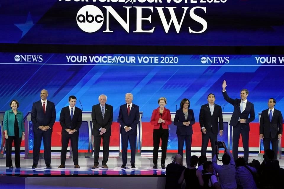 De izquierda a derecha: Amy Klobuchar, Cory Booker,Pete Buttigieg, Bernie Sanders,Joe Biden, Elizabeth Warren, Kamala Harris, Andrew Yang, Beto O'Rourke y Julian Castro.