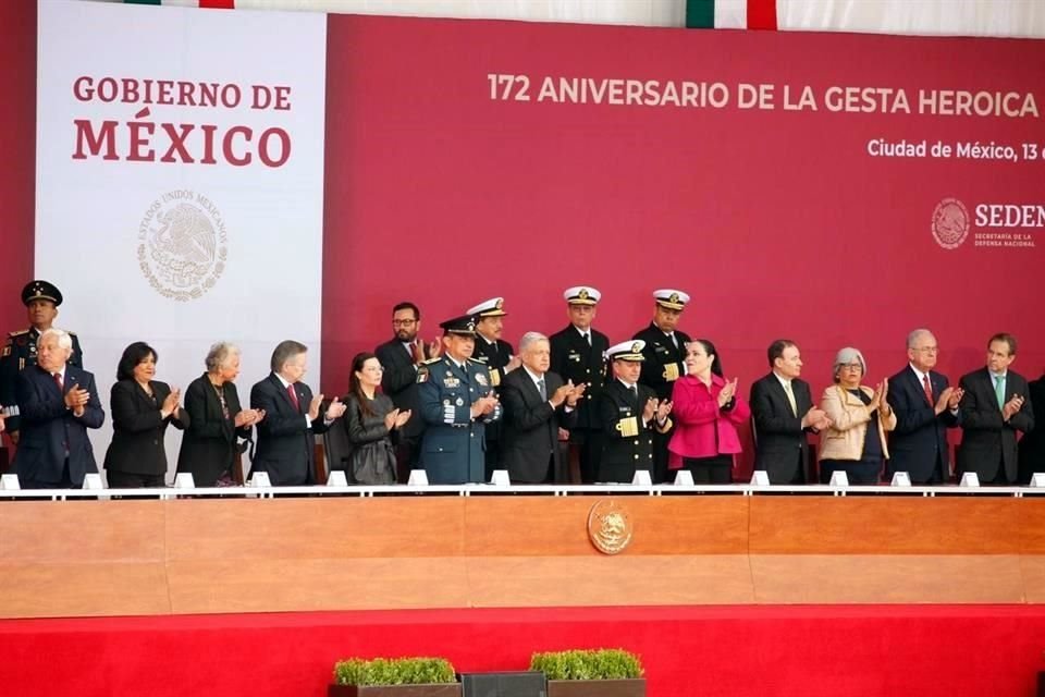 López Obrador estuvo acompañado por los presidentes del Congreso y de la Corte.