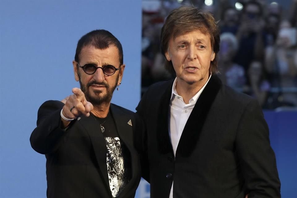Paul McCartney apoya con el bajo y voces secundarias en 'Grow Old Me', tema escrito por John Lennon.
