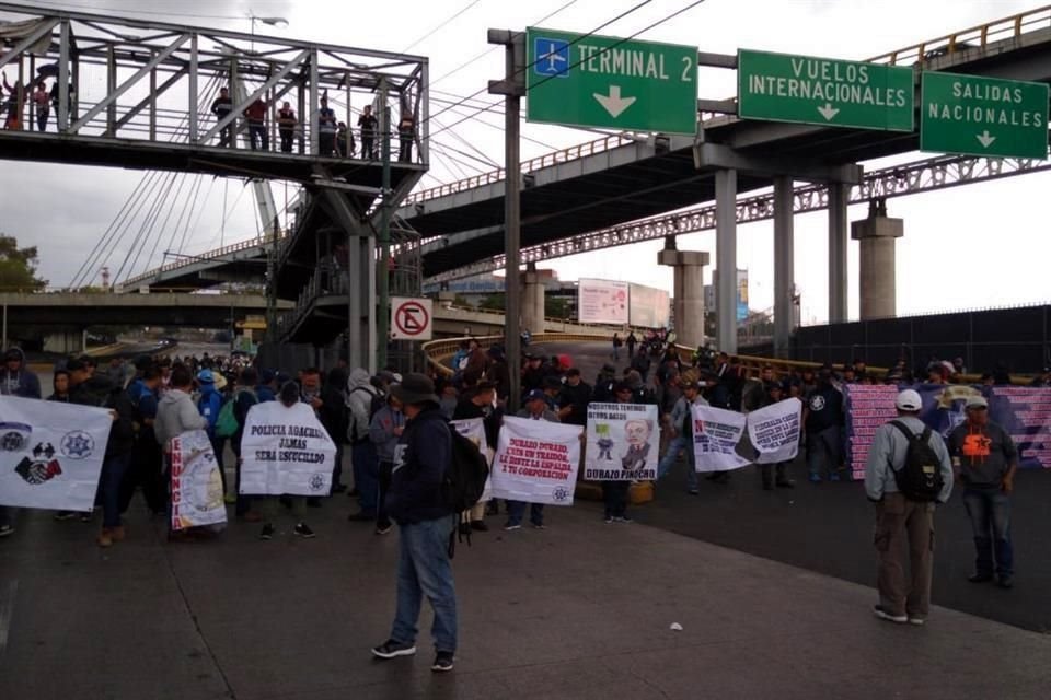 Policías federales rebeldes bloquean desde las 12:40 hrs. el Circuito Interior a la altura del acceso al Aeropuerto de la Ciudad de México.