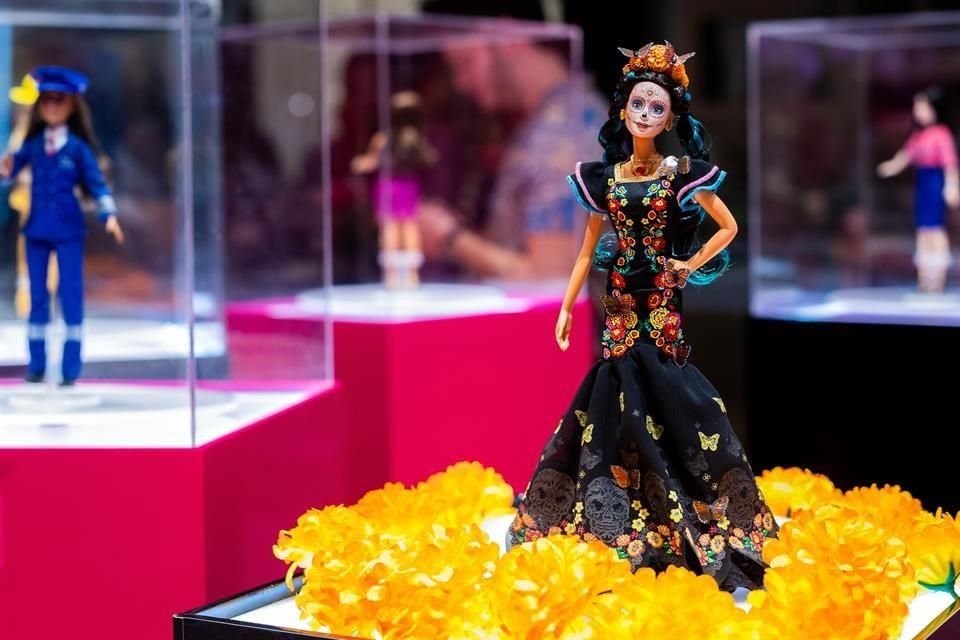 La muñeca, que se vende en 75 dólares, tiene un vestido de corte sirena negro decorado con mariposas monarca.
