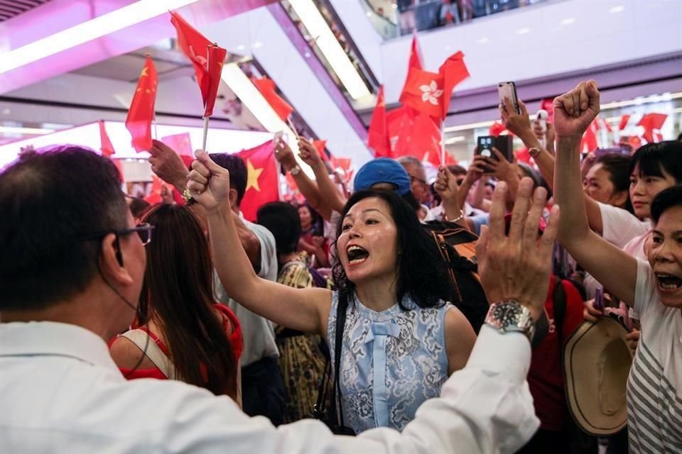 Manifestantes prodemocracia de Hong Kong y defensores del Gobierno central chino llegaron a las manos en una protesta en un centro comercial