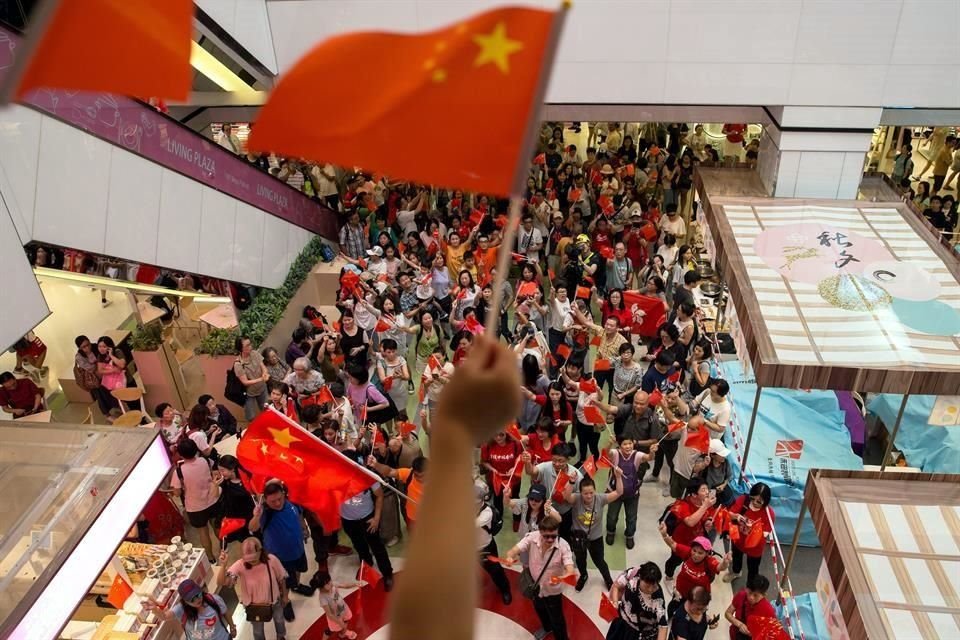 Manifestantes prodemocracia de Hong Kong y defensores del Gobierno central chino llegaron a las manos en una protesta en un centro comercial
