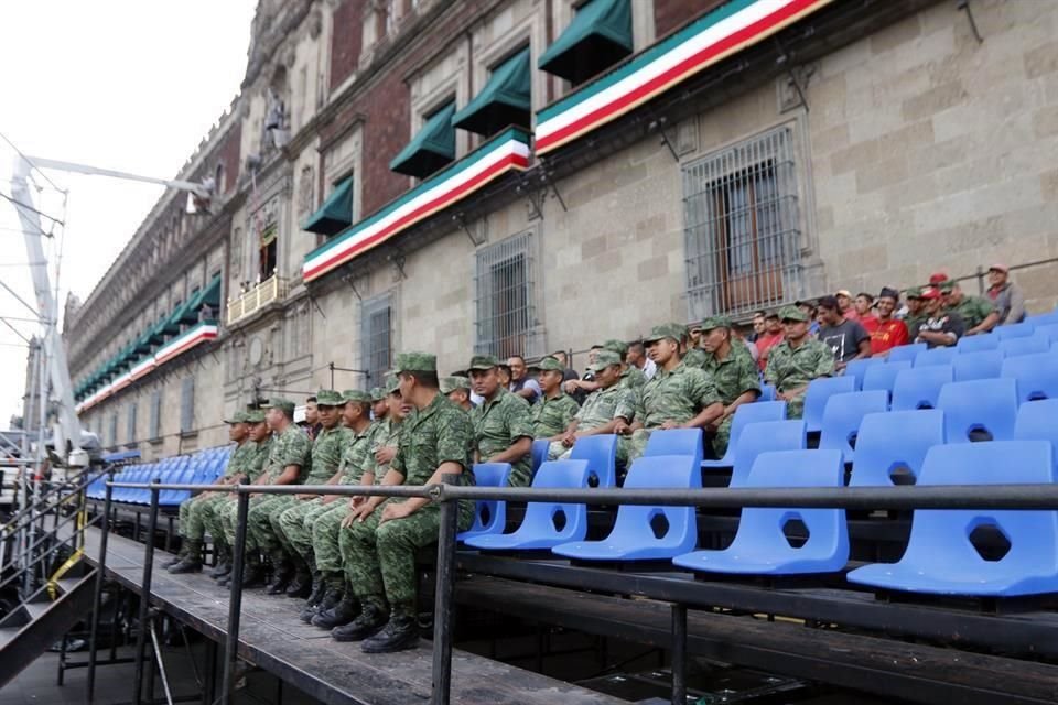 Militares se colocaron en las gradas para supervisar resistencia.