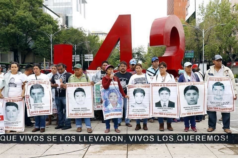 Familiares de los 43 normalistas de Ayotzinapa en el Antimonumento de la CDMX.