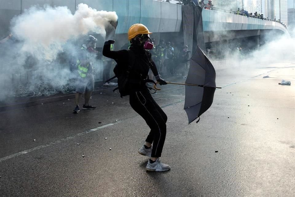 Policía de Hong Kong lanzó gas lacrimógeno contra manifestantes.