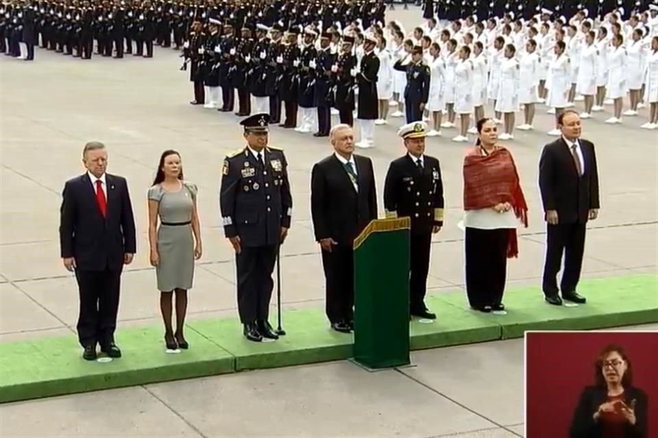 AMLO encabeza el primer Desfile Militar de su mandato, en el que se estrenan la Guardia Nacional y carros alusivos a programas sociales.