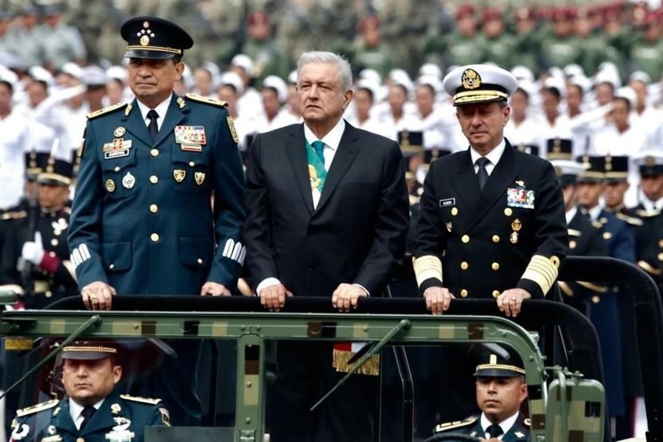 El Presidente acompañado de los Secretarios de Defensa y Marina en el pase de revista.
