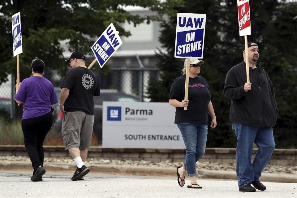 La huelga inició después de que afiliados del UAW votaran por paralizar las plantas de producción, en reacción al bloqueo de las negociaciones para la firma de un nuevo contrato colectivo.