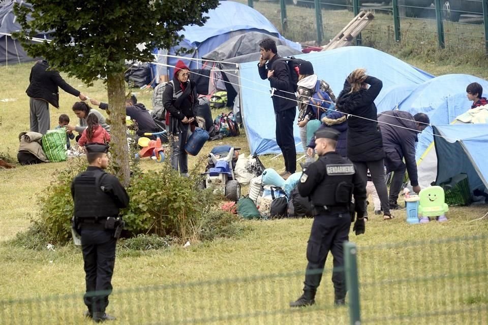 La Policía francesa desalojó 900 migrantes de un campamento de carpas junto al Canal de la Mancha alegando motivos de seguridad e higiene.