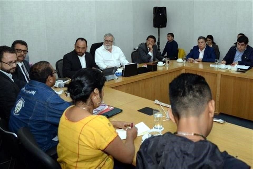 Aguirre y ex funcionarios estatales en la reunión con la Comisión para el caso Ayotzinapa en la Secretaría de Gobernación.