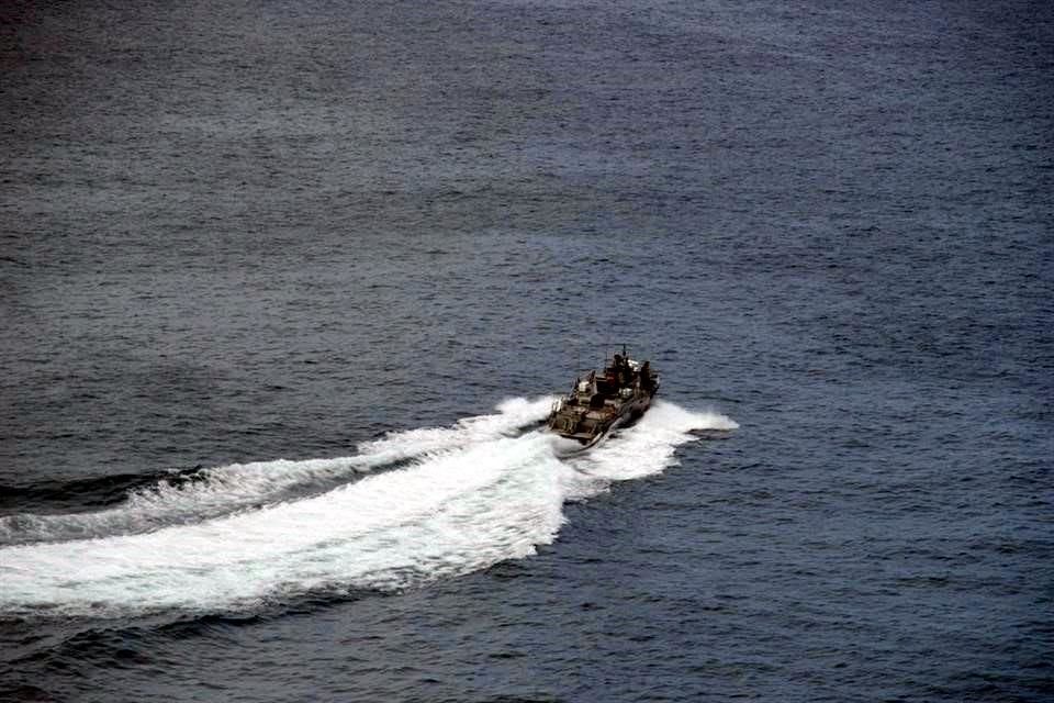 Los elementos de la Marina desplegaron un operativo por aire y mar para buscar a los sujetos armados.