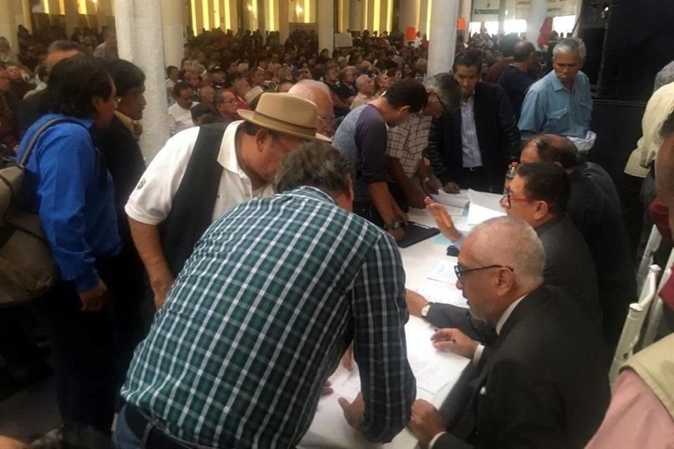 Aspectos de la asamblea realizada en el Centro de Convenciones de Tlatelolco.