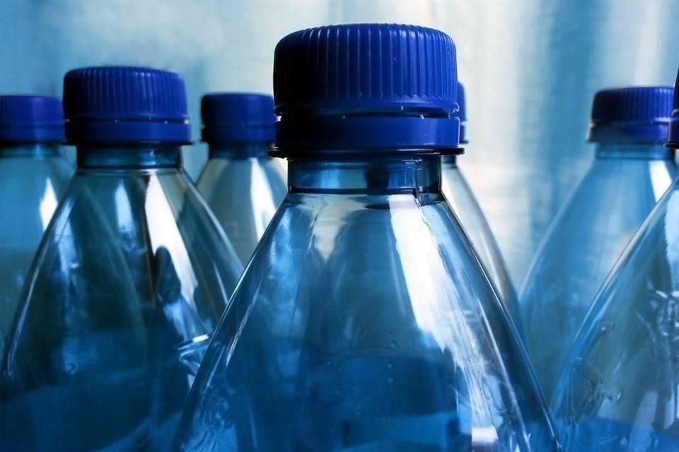 La venta de agua embotellada es la rama de mayor crecimiento en el sector de bebidas.