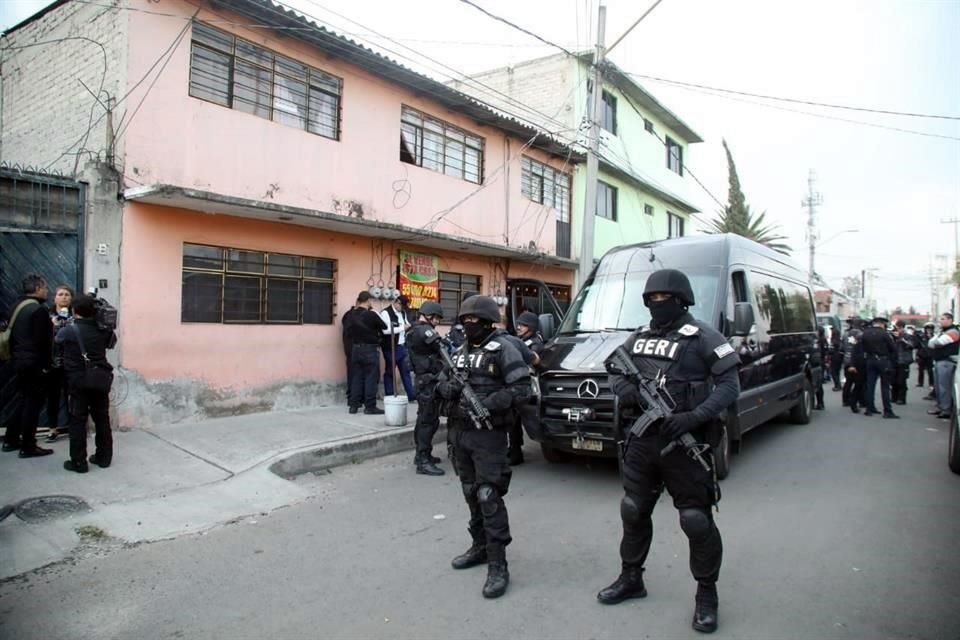 Los agentes fueron desplegados afuera de la casa, ubicada en la calle Guillermo Vaca en la Colonia Santa Martha Acatitla.