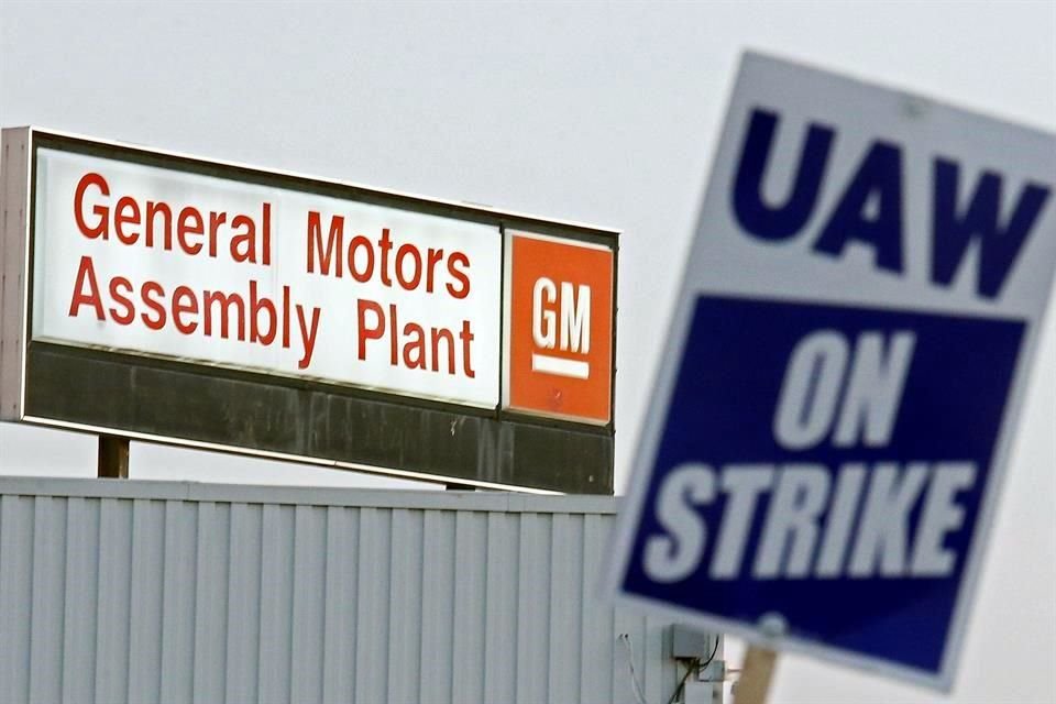 Más de 49 mil trabajadores de General Motors se declararon en huelga el lunes.