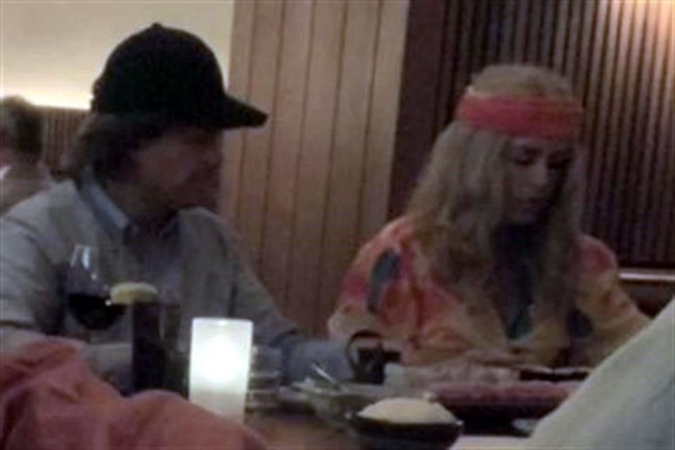 Peña Nieto y Tania Ruiz fueron captados cenando en restaurante de Nueva York disfrazados como 'hippies'.