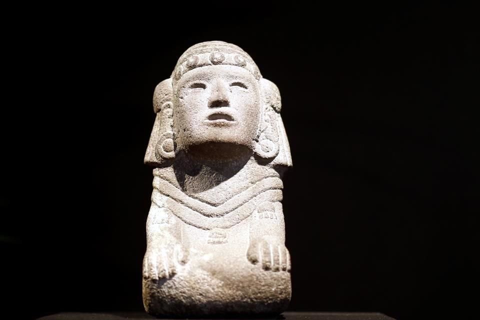 La estatuilla de la diosa del agua 'Chalchiuhtlicue', elaborada con piedra volcánica, fue la pieza más preciada de esa colección y alcanzó los 377 mil euros (8 millones 27 mil 187 pesos).