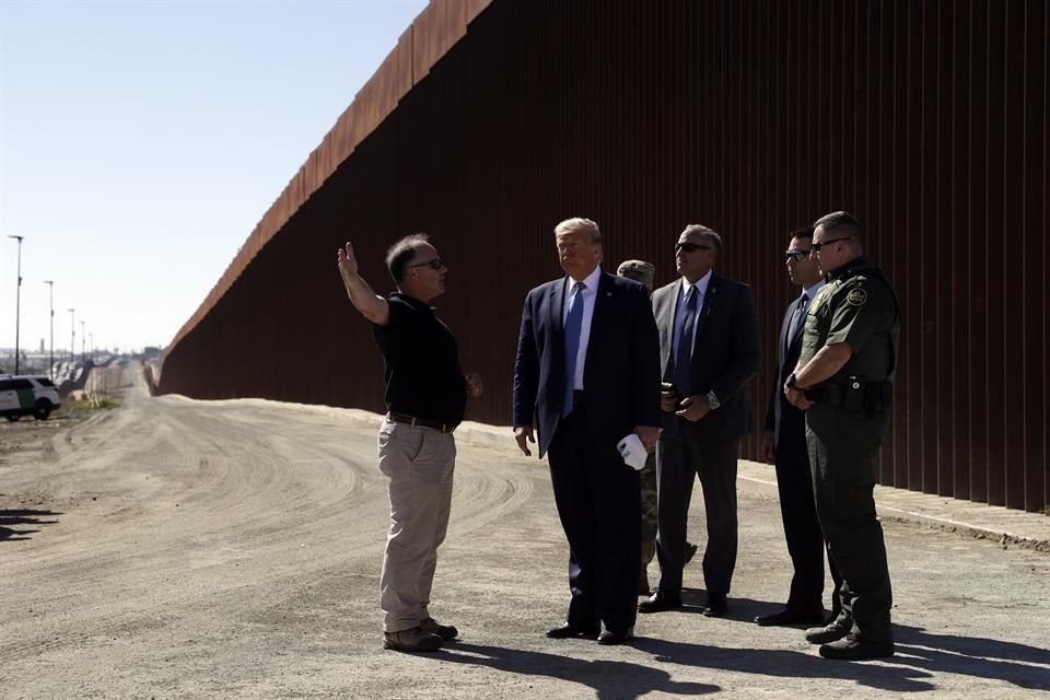De visita en frontera con Tijuana, el Presidente de EU presumió que el muro es impenetrable para migrantes e imposible de escalar.