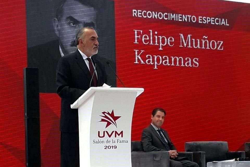 La UVM también entregó, por primera vez, un reconocimiento especial a un deportista de alto rendimiento: Felipe 'El Tibio' Muñoz, quien fue campeón olímpico de natación en México 68.