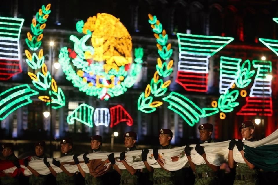 Elementos de las Fuerzas Armadas alistaron la ceremonia que encabezó el Mandatario federal en el Zócalo.