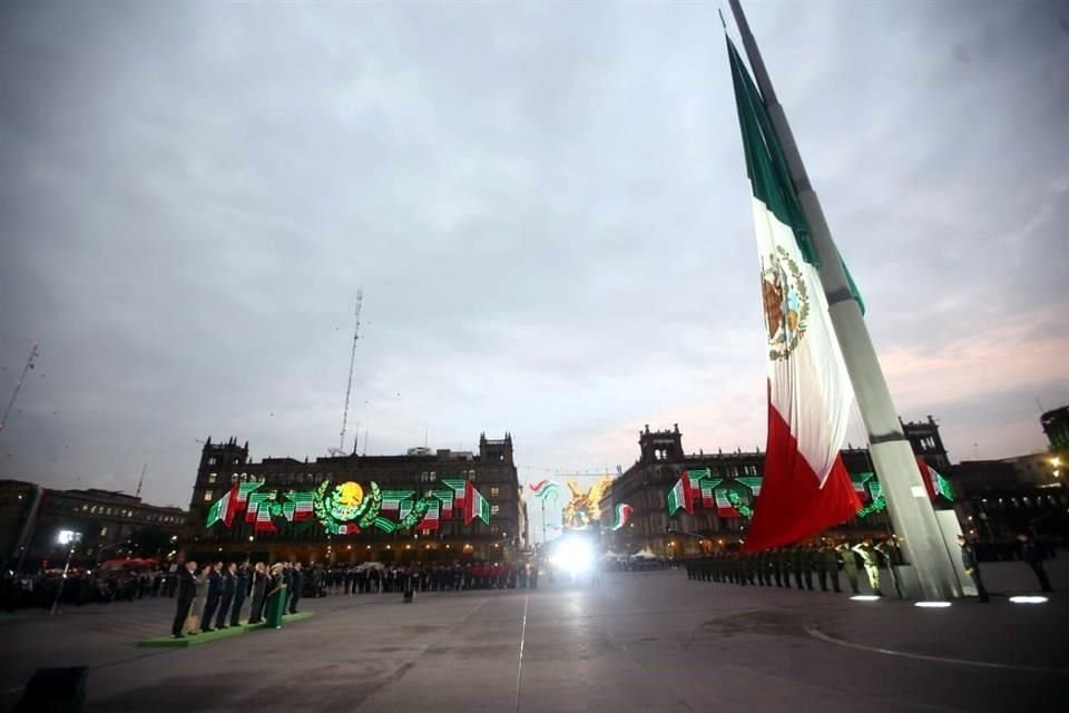 El Presidente AMLO encabezó el izamiento a media asta de la Bandera en el Zócalo a dos años del 19-S y 34 años del sismo de 1985.