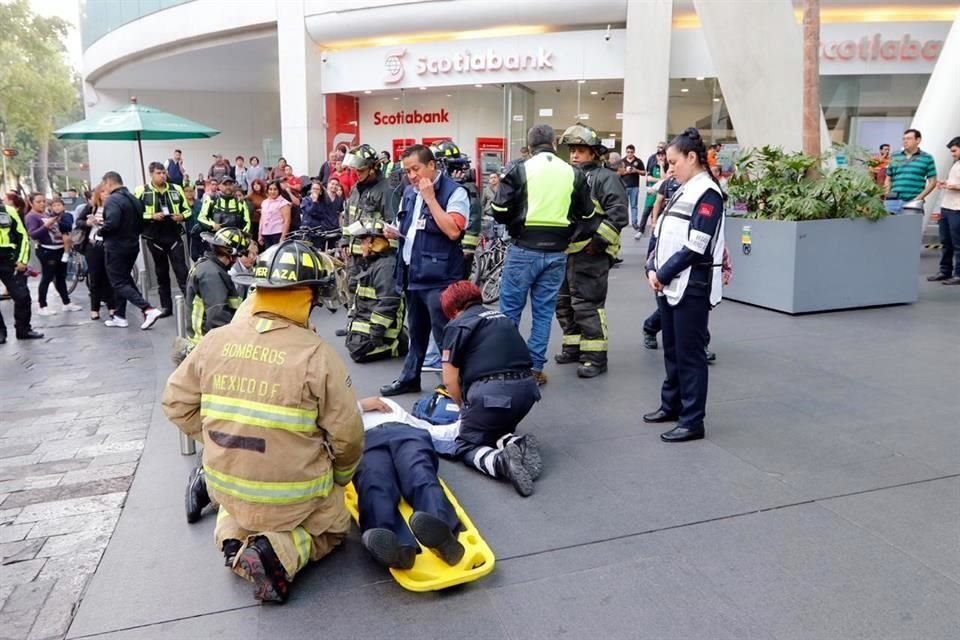 En la plaza Reforma 222 se llevó a cabo un simulacro con lesionados.