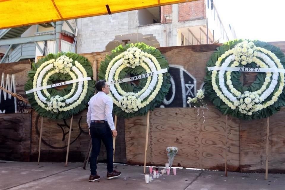 Con coronas de flores y fotografías de pequeños fallecidos en el Colegio Rébsamen, se realizó una misa este 19S en conmemoración de las 26 víctimas mortales.