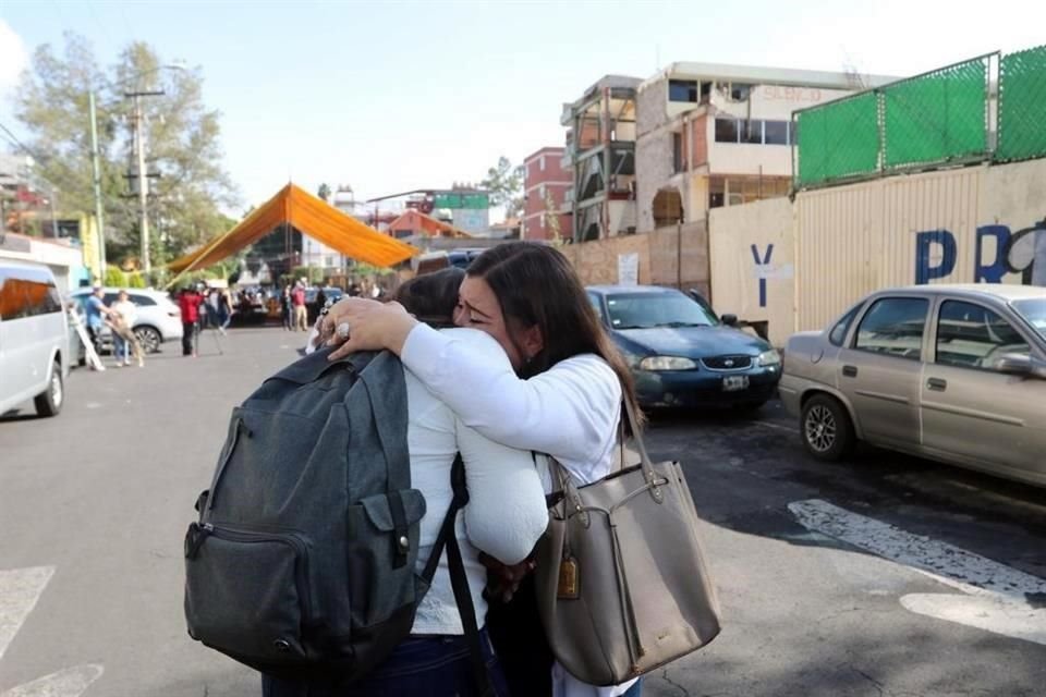 Familiares de víctimas del Rébsamen se abrazaron durante el acto.