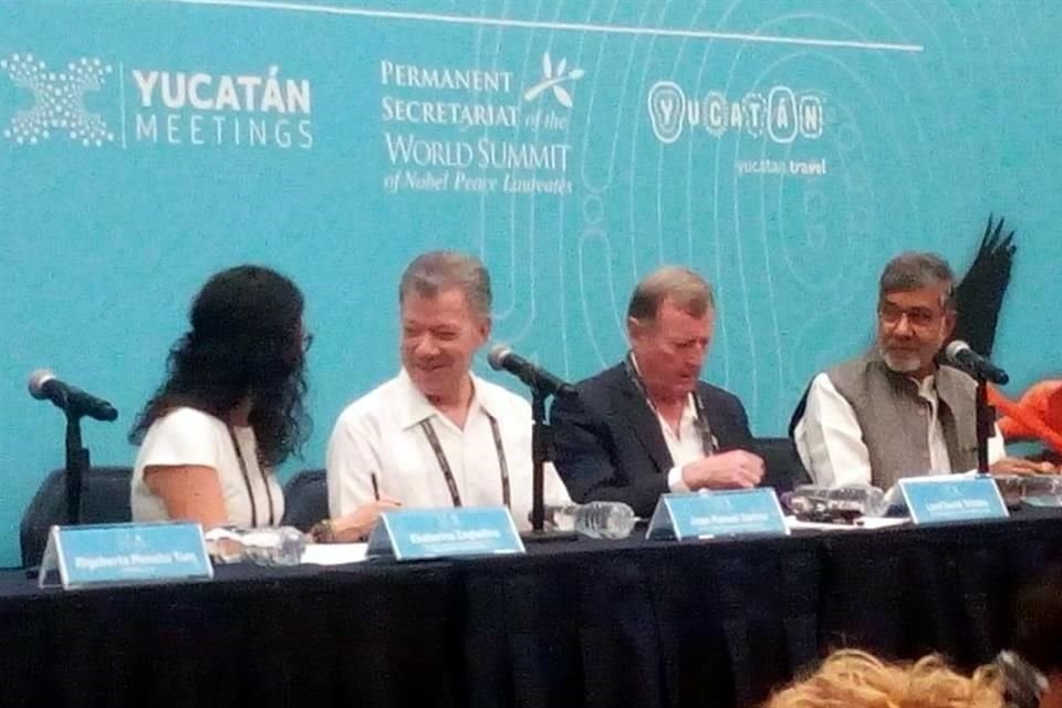 Juan Manuel Santos, ex Presidente de Colombia; Lord David Trimble, ex Premier de Irlanda del Norte, y Kailash Satyarthi, activista indio, en conferencia en Cumbre de Premios Nobel de la Paz en Mérida.