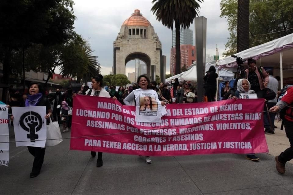 Familiares de víctimas de feminicidio y desapariciones marchan del Monumento a la Revolución al Ángel para exigir cese a la violencia.