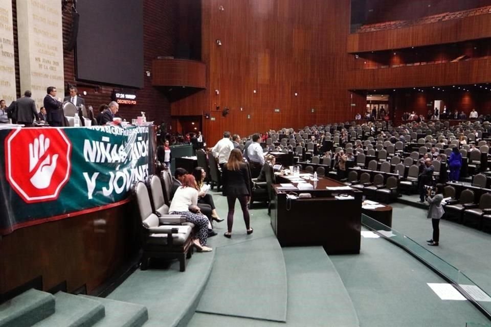 Tras receso de 15 minutos, la sesión en la Cámara de Diputados se reanudó.